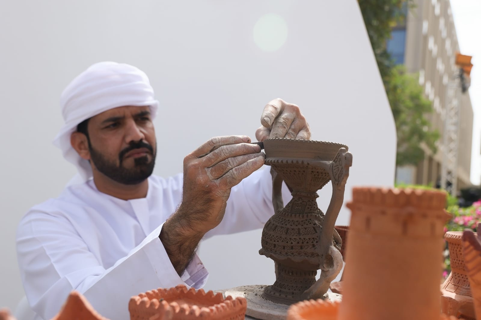 سعيد الشحي يطوّع الطين ويحوّله إلى قلاعٍ وحصونٍ